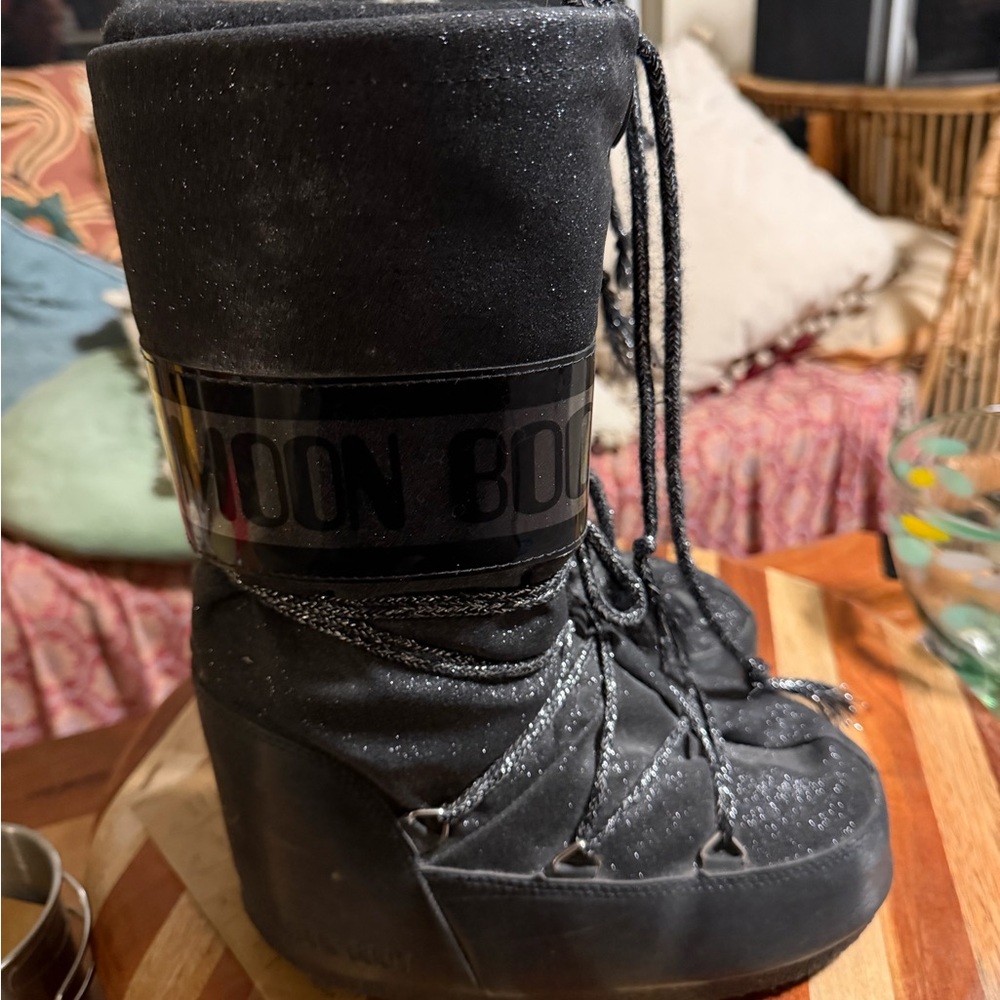 Sparkly black moon boots fit between size women’s 4.5-7 - Picture 2 of 9